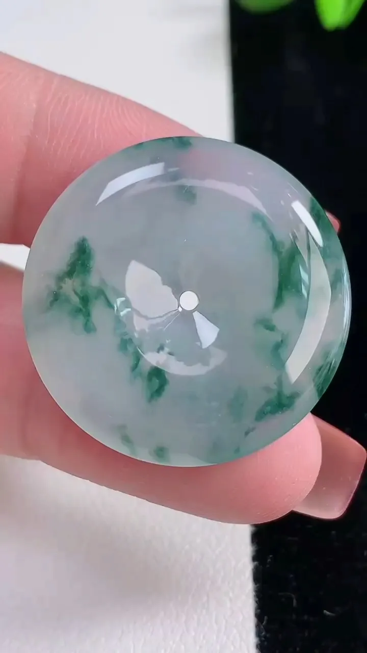 天然A货翡翠冰种飘花平安扣吊坠，尺寸29.3-5.5，重量:9.87g
12月16日