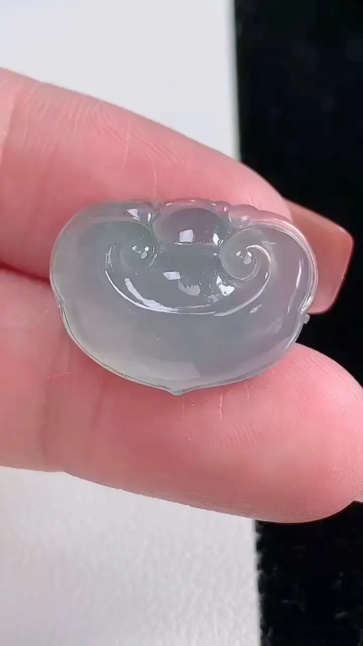 天然A货翡翠如意头吊坠，尺寸22-16.3-8.2，重量:4.81g
12月16日