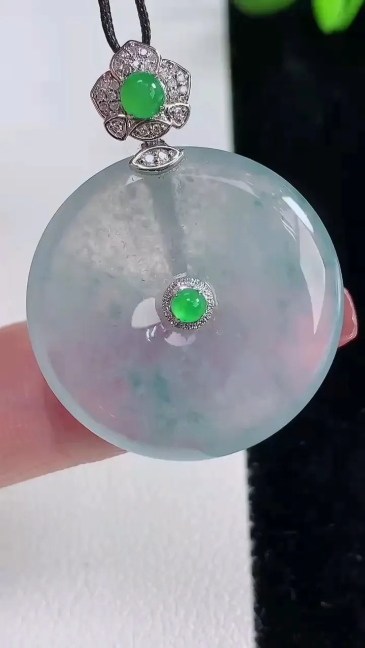 天然A货翡翠种飘花平安扣吊坠，尺寸27-4.4，重量:7.42g
12月16日