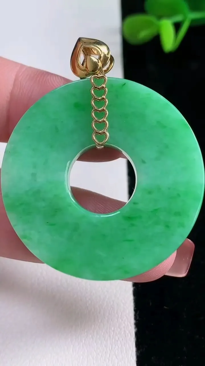 天然A货翡翠平安扣吊坠，尺寸38.2-6.4，重量:23.40g
12月16日