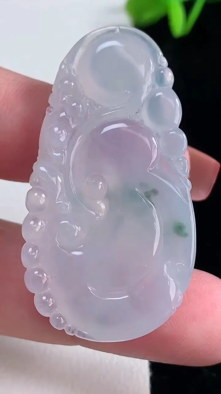 天然A货翡翠冰种飘花如意吊坠，尺寸48-26.6-6.4，重量:16.23g
12月16日