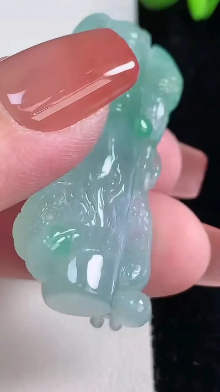 天然A货翡翠降魔杵吊坠，尺寸47-21-10.7，重量:20.86g
12月16日