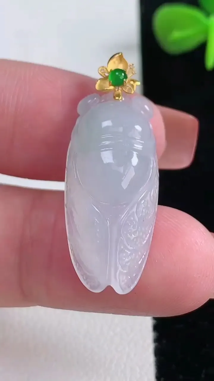 天然A货翡翠种白冰一鸣惊人吊坠，尺寸28.2-13-7.3，重量:4.52g
12月16日