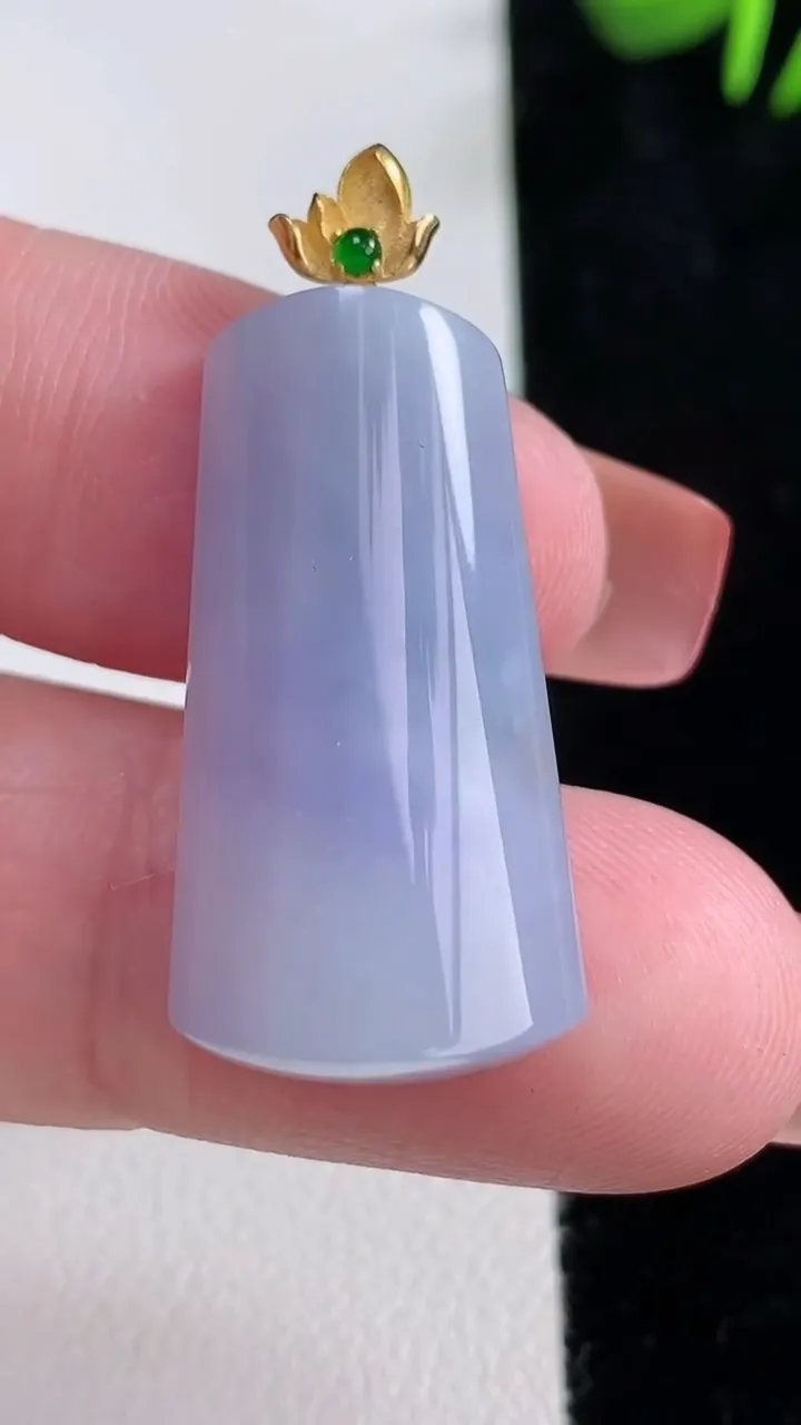 天然A货翡翠18K金紫罗兰无事牌吊坠，尺寸29.2-15.4-6.8，重量:6.02g
12月16日