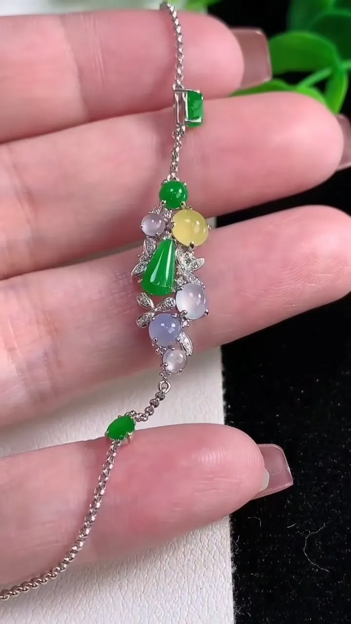 天然A货翡翠无事牌手链，尺寸26.2-10-4.8，重量:2.84g
12月16日