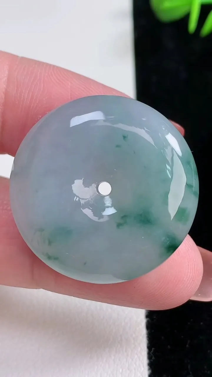 天然A货翡翠冰种飘花平安扣吊坠，尺寸29.4-7.5，重量:13.74g
12月16日