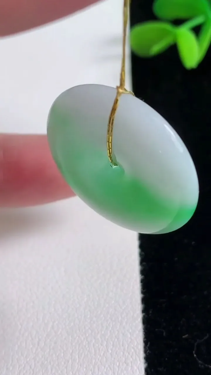 天然A货翡翠平安扣吊坠，尺寸28.3-5.6，重量:9.84g
12月16日