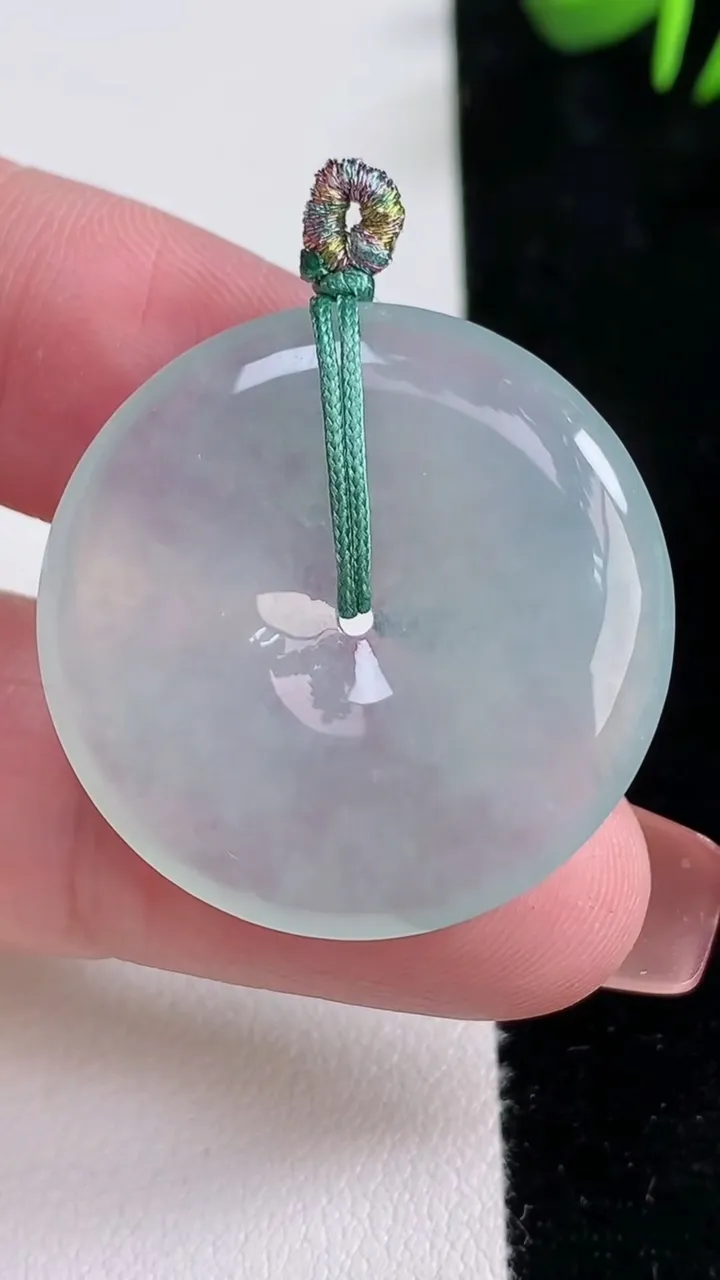 天然A货翡翠平安扣吊坠，尺寸29.6-4.7，重量:9.08g
12月16日