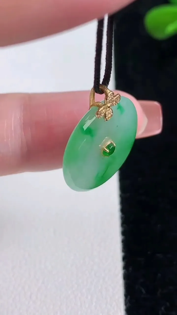 天然A货翡翠平安扣吊坠，尺寸18.5-3.7，重量:2.90g
12月16日