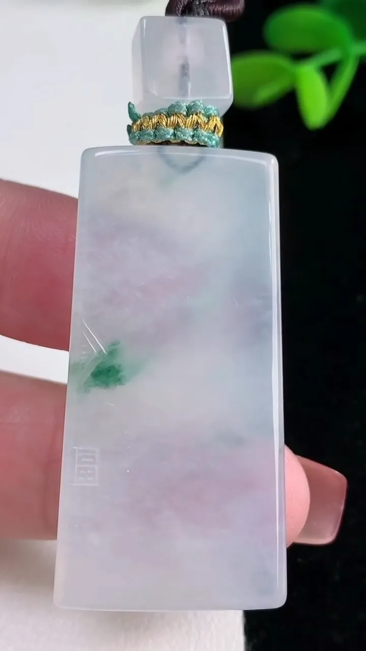 天然A货翡翠种飘花无事牌吊坠，尺寸45-22.5-5.7，重量:20.06g
12月16日