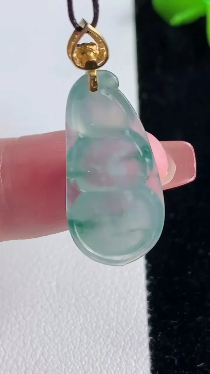 天然A货翡翠种飘花福豆吊坠，尺寸26-13-5.4，重量:3.13g
12月16日