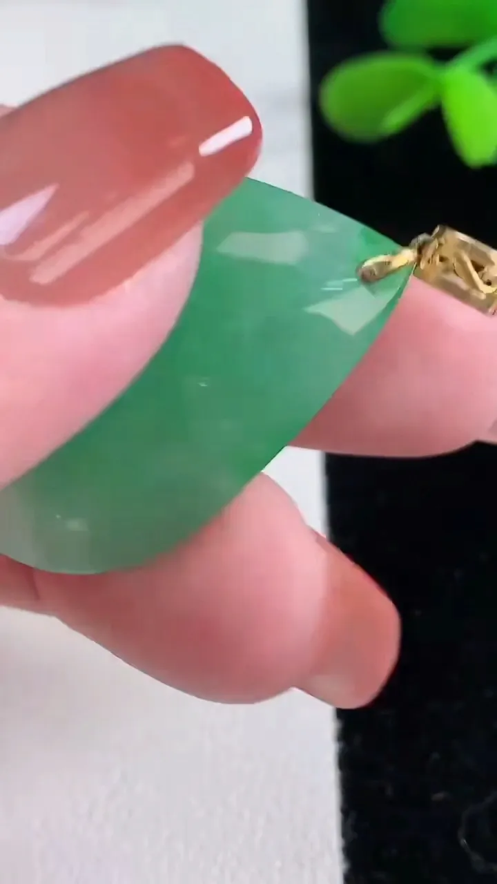 天然A货翡翠水滴吊坠，尺寸34.3-27.5-7.6，重量:10.91g
12月16日