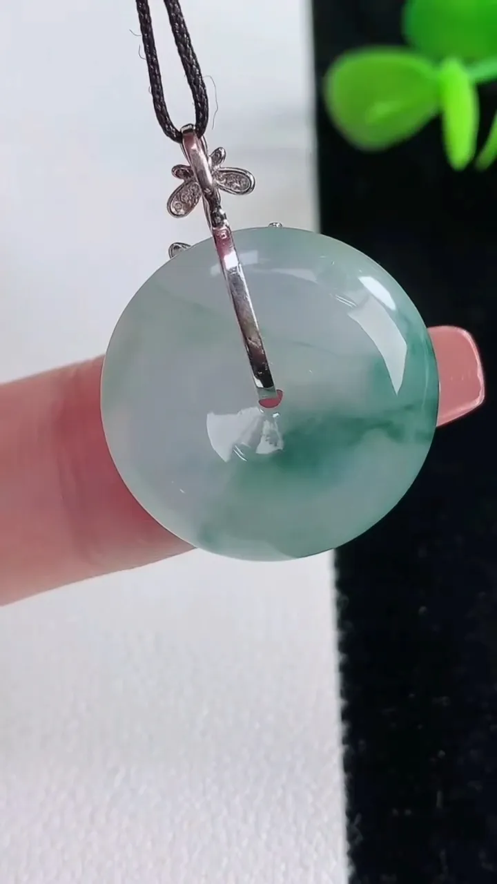 天然A货翡翠种飘花平安扣吊坠，尺寸20.8-5.3，重量:5.35g
12月16日