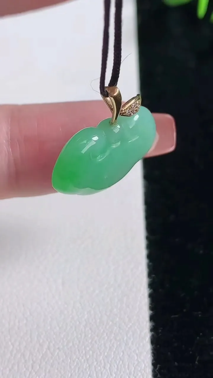 天然A货翡翠如意头吊坠，尺寸14-19.4-5，重量:3.02g
12月16日