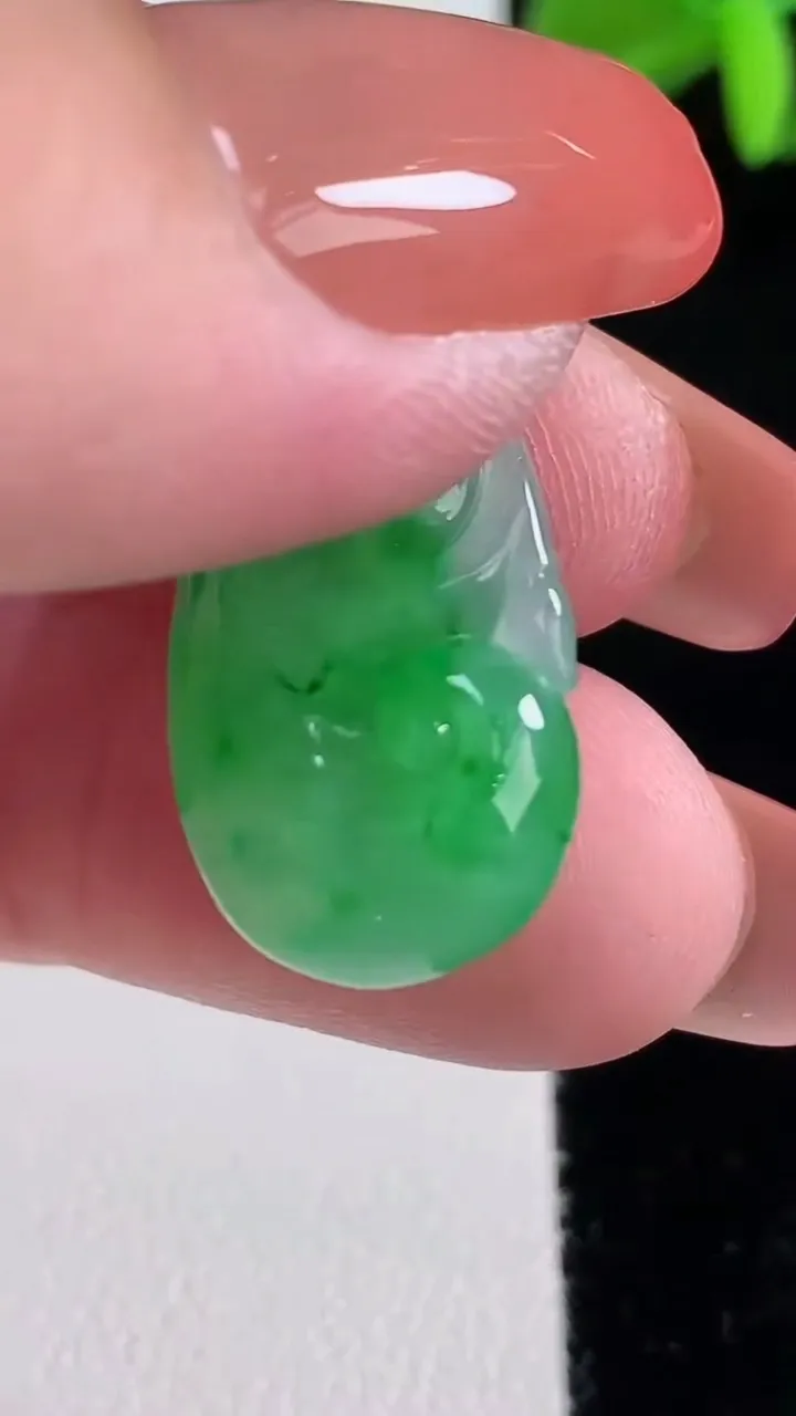 天然A货翡翠如意吊坠，尺寸22.7-14.6-4.5，重量:2.98g
12月16日