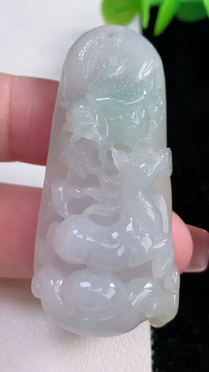 天然A货翡翠龙马精神吊坠，尺寸56-26-11.6，重:23.61g
12月16日