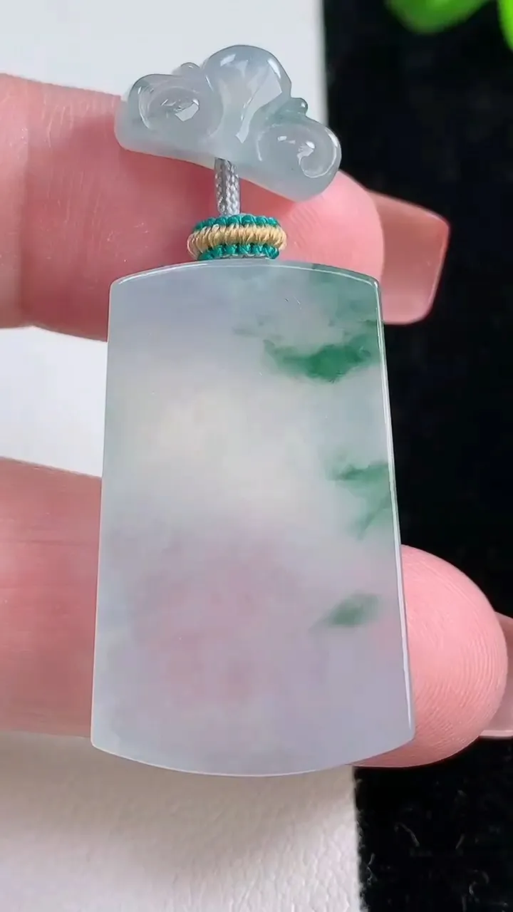 天然A货翡翠冰种飘花无事牌吊坠，尺寸32.2-20.3-4.4，重量:10.43g
12月16日