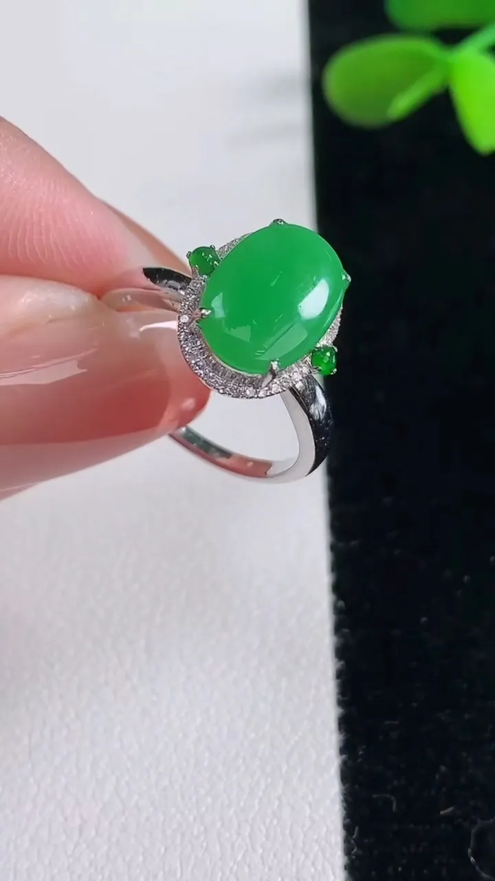 天然A货翡翠蛋面戒指，尺寸17-11.3-7.8-7.3，重量:4.31g2025年12月16日
工