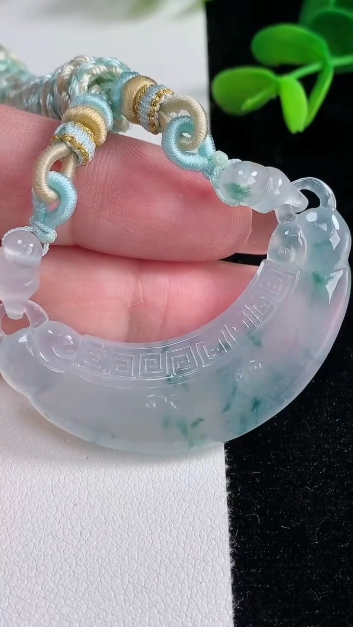 天然A货翡翠种飘花如意锁手牌，尺寸52.6-16.5-5.5，重量:18.40g
12月16日