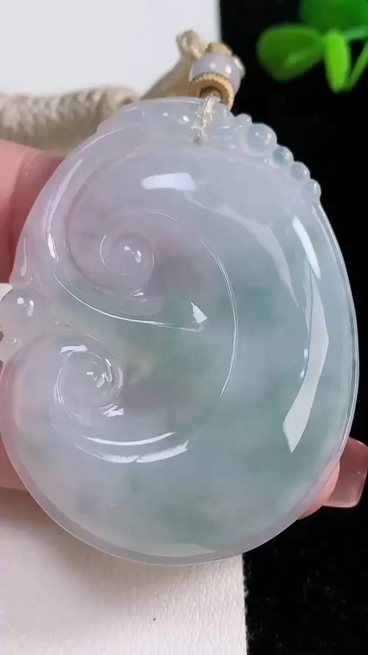 天然A货翡翠冰种飘花如意吊坠，尺寸54-41.4-5.5，重量:25.52g
12月16日