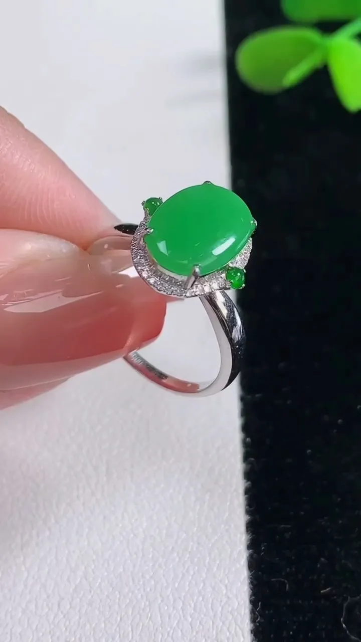 天然A货翡翠蛋面戒指，尺寸17-11.3-7.8-7.3，重量:4.31g2025年12月16日
工厂直销收藏佳品,种好水足，色泽均匀，有种有色，上手高大气！