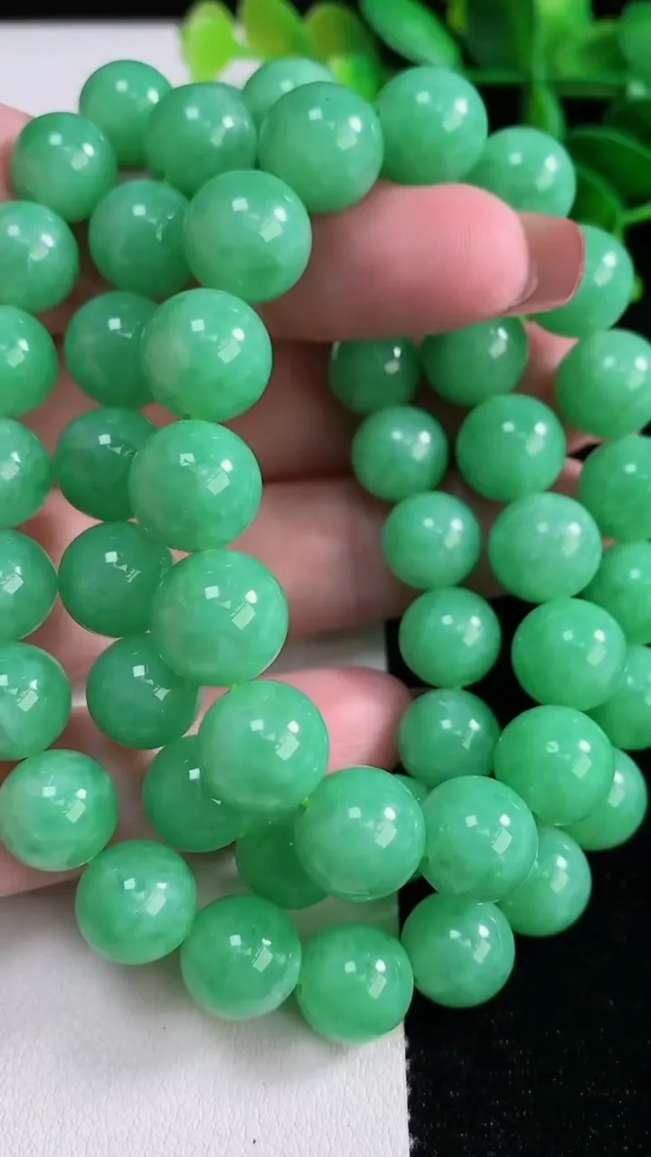 天然A货翡翠圆珠项链，尺寸10.4-53颗，重量111.78g12月16日
工厂直销收藏佳品,种好水