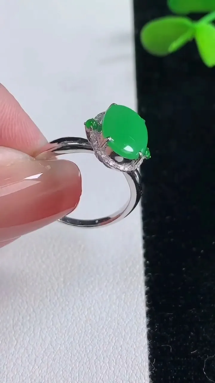 天然A货翡翠蛋面戒指，尺寸17-11.3-7.8-7.3，重量:4.31g2025年12月16日
工厂直销收藏佳品,种好水足，色泽均匀，有种有色，上手高大气！