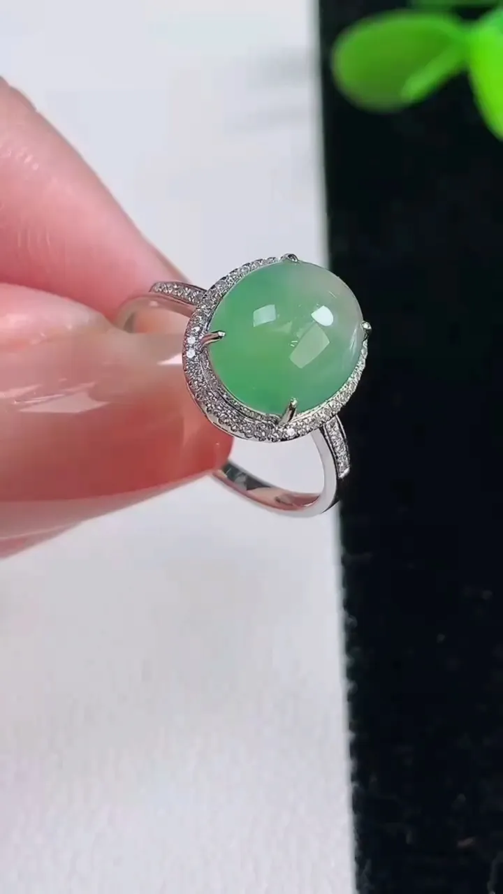 天然A货翡翠蛋面戒指，尺寸16.5-9.6-8-6.3，重量:1.91g2025年12月16日
工厂
