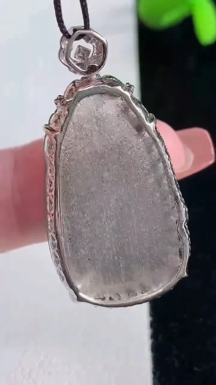 天然A货翡翠如意吊坠，尺寸36-28.6-18.4-6.7，重量:7.37g
12月16日