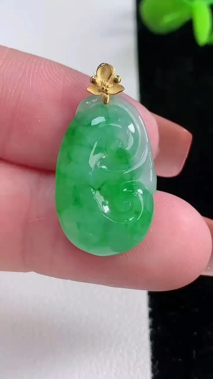 天然A货翡翠如意吊坠，尺寸22.7-14.6-4.5，重量:2.98g
12月16日