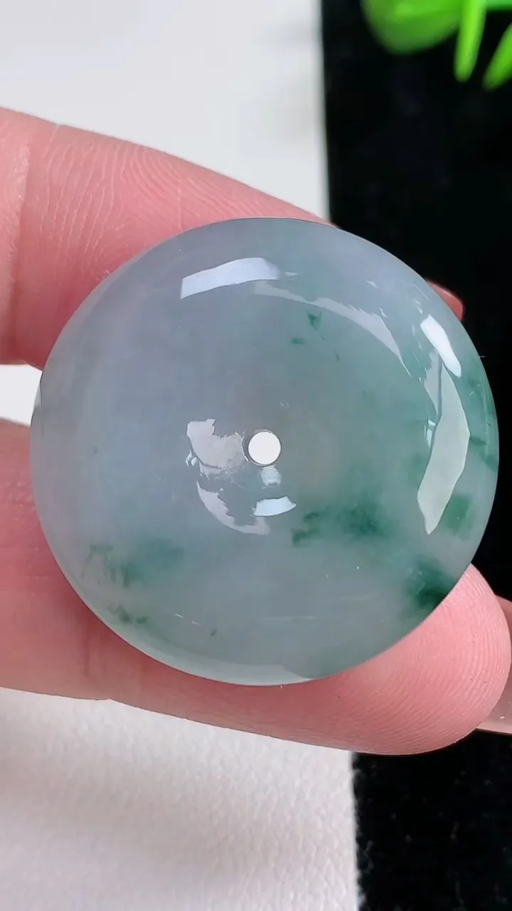 天然A货翡翠冰种飘花平安扣吊坠，尺寸29.4-7.5，重量:13.74g
12月16日