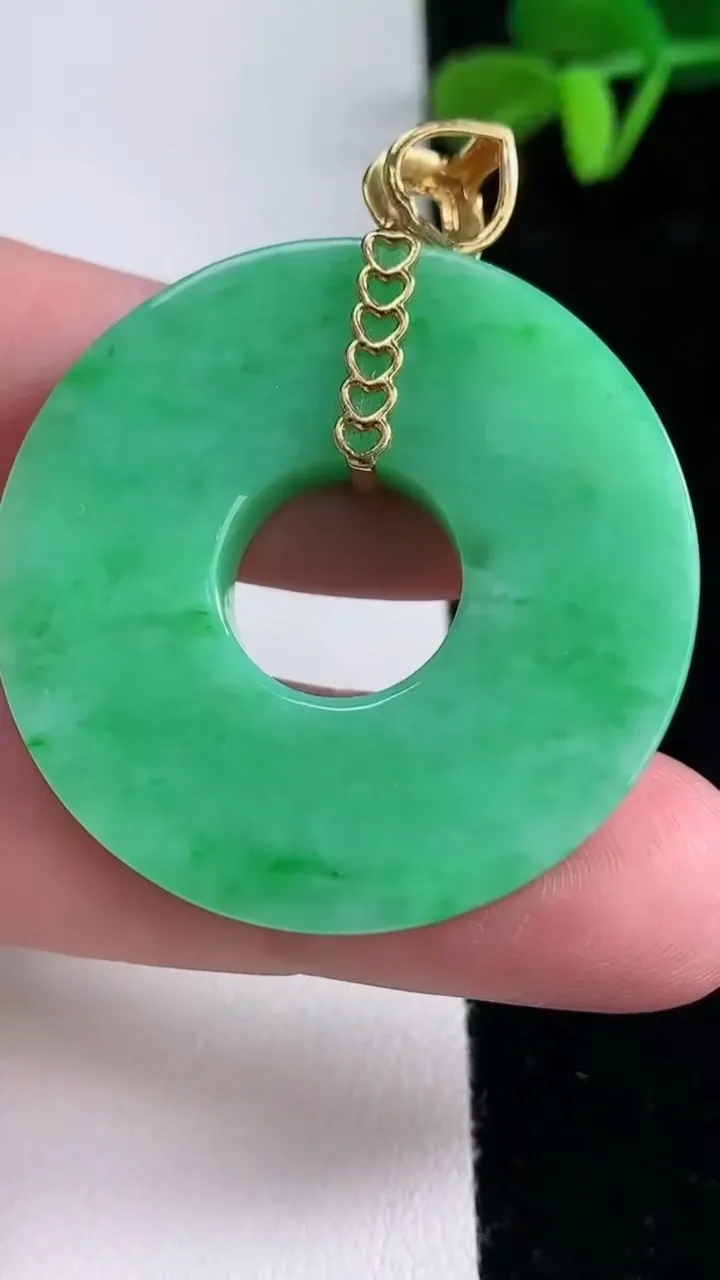 天然A货翡翠平安扣吊坠，尺寸38.2-6.4，重量:23.40g
12月16日