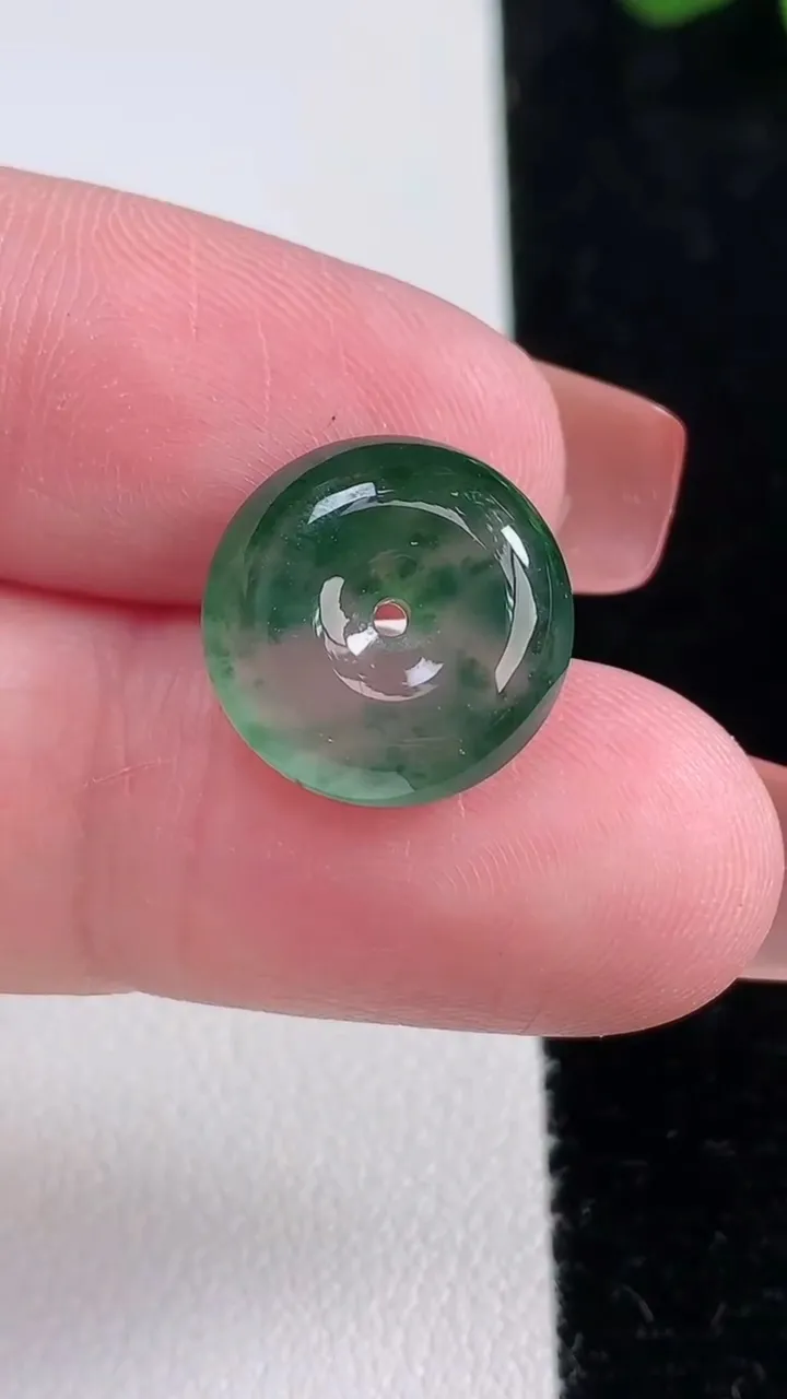 天然A货翡翠冰种飘花平安扣吊坠，尺寸14.5-5.4，重量:2.25g
12月16日