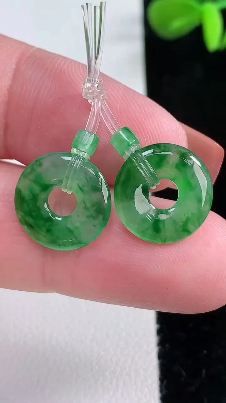 天然A货翡翠平安环吊坠一对，尺寸13-2，重量:1.67g
12月16日