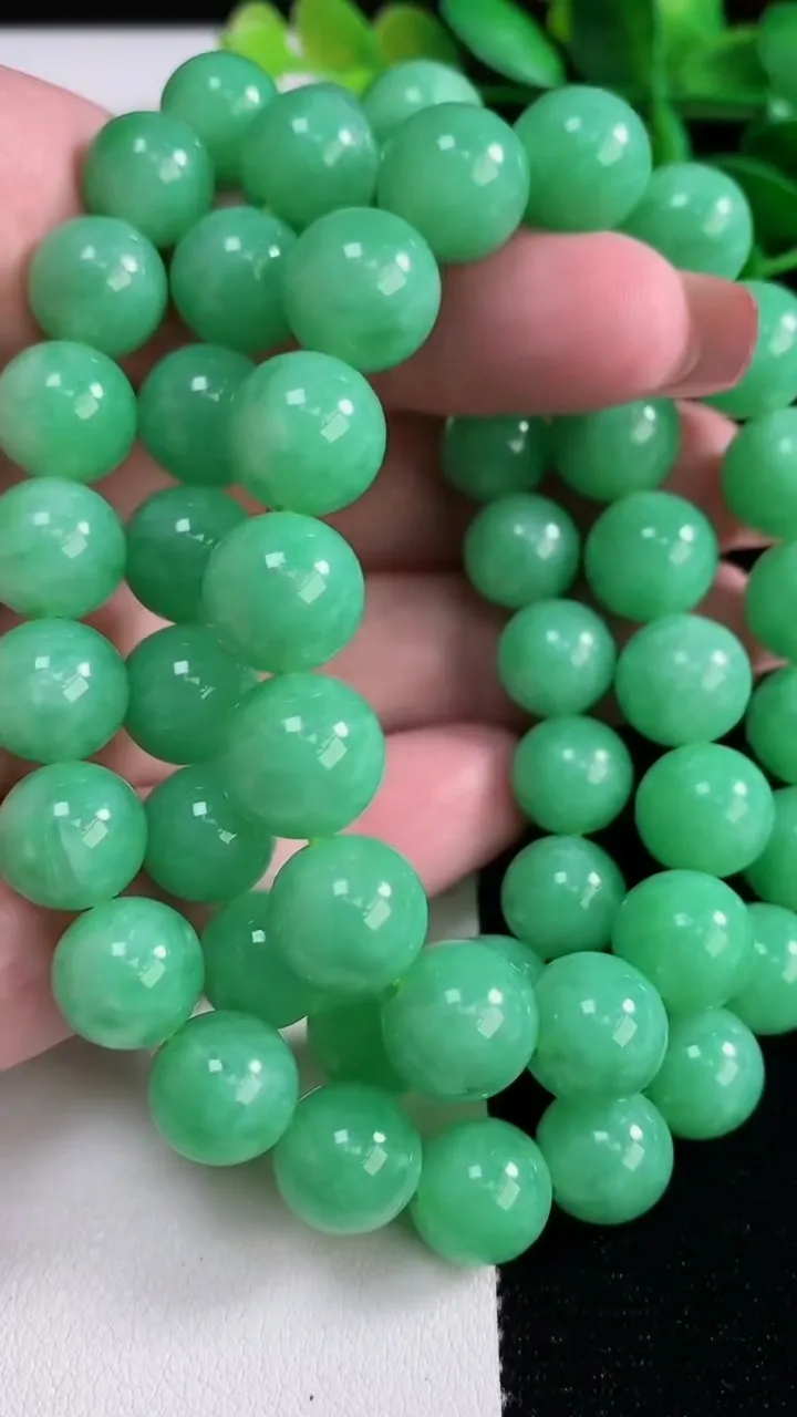 天然A货翡翠圆珠项链，尺寸10.4-53颗，重量111.78g12月16日
工厂直销收藏佳品,种好水足，色泽均匀，有种有色，上手高大气！