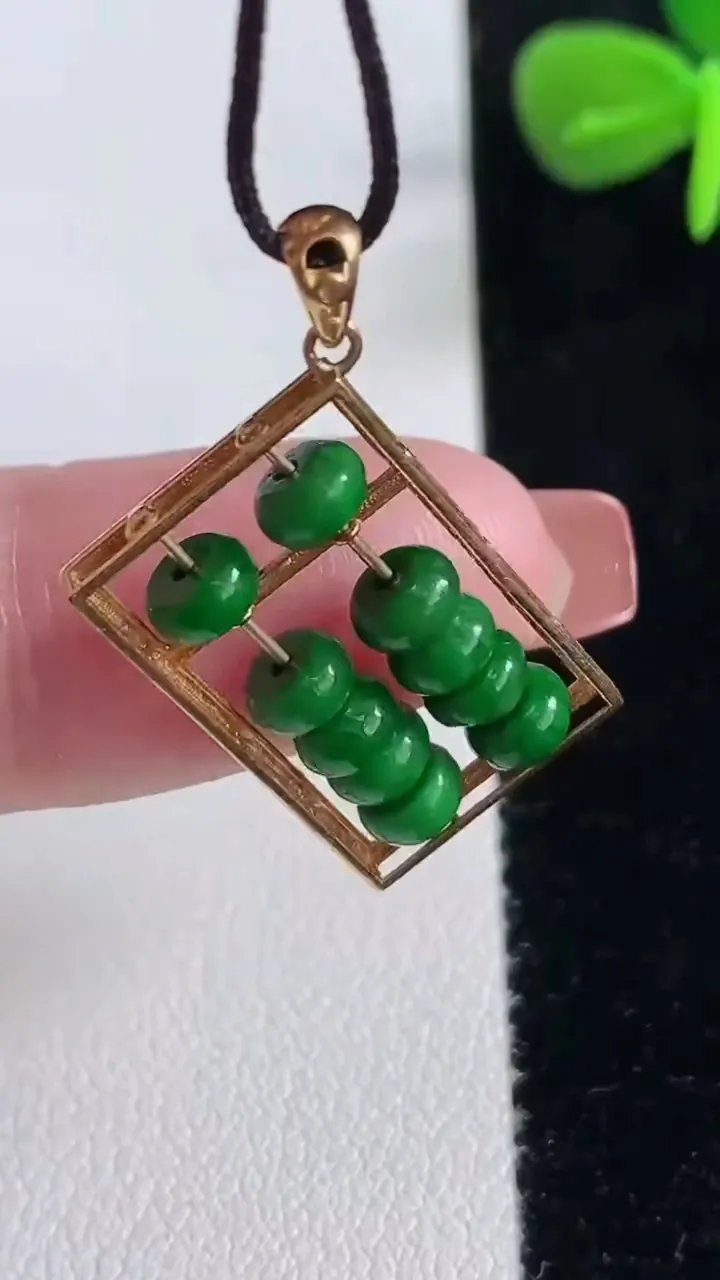 天然A货翡翠算盘吊坠，尺寸20.8-13.5-2.5，重量:2.40g
12月16日