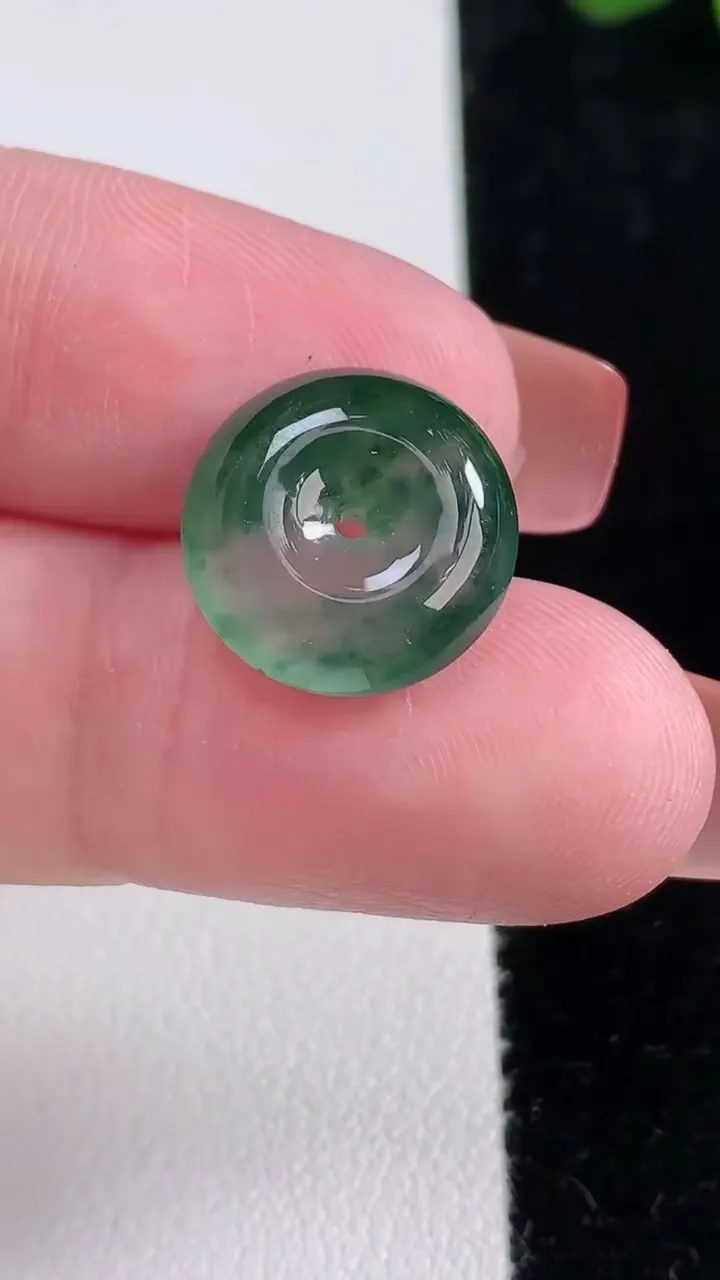 天然A货翡翠冰种飘花平安扣吊坠，尺寸14.5-5.4，重量:2.25g
12月16日