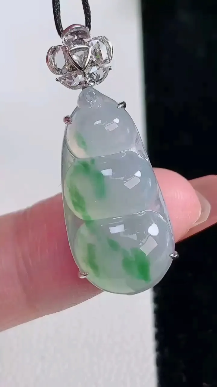 天然A货翡翠种飘花福豆吊坠，尺寸32.4-24.5-12.3-6.7，重量:4.03g
12月16日