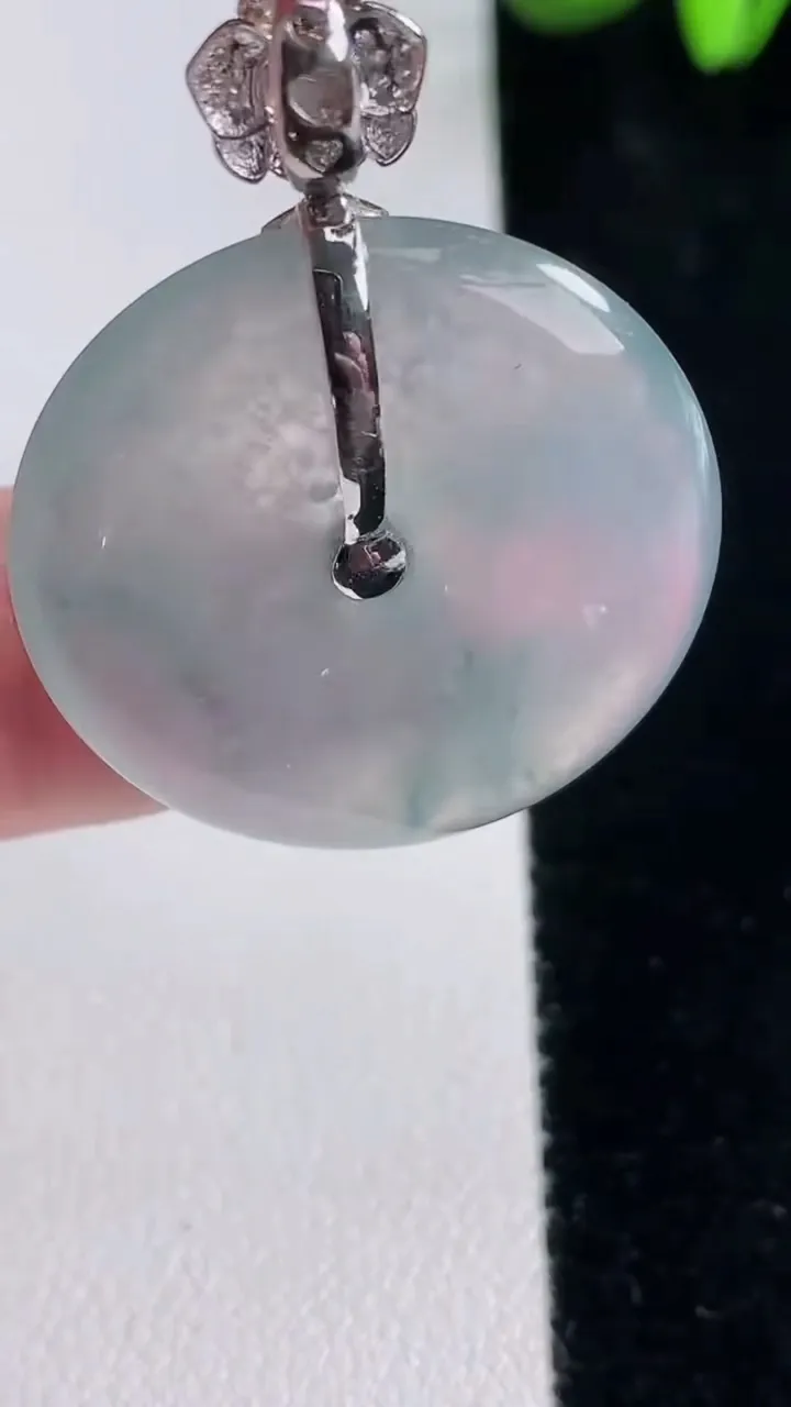 天然A货翡翠种飘花平安扣吊坠，尺寸27-4.4，重量:7.42g
12月16日