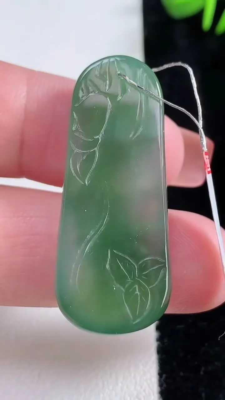 天然A货翡翠大势至菩萨吊坠，尺寸39.2-16.3-6.7，重量:10.00g
12月16日