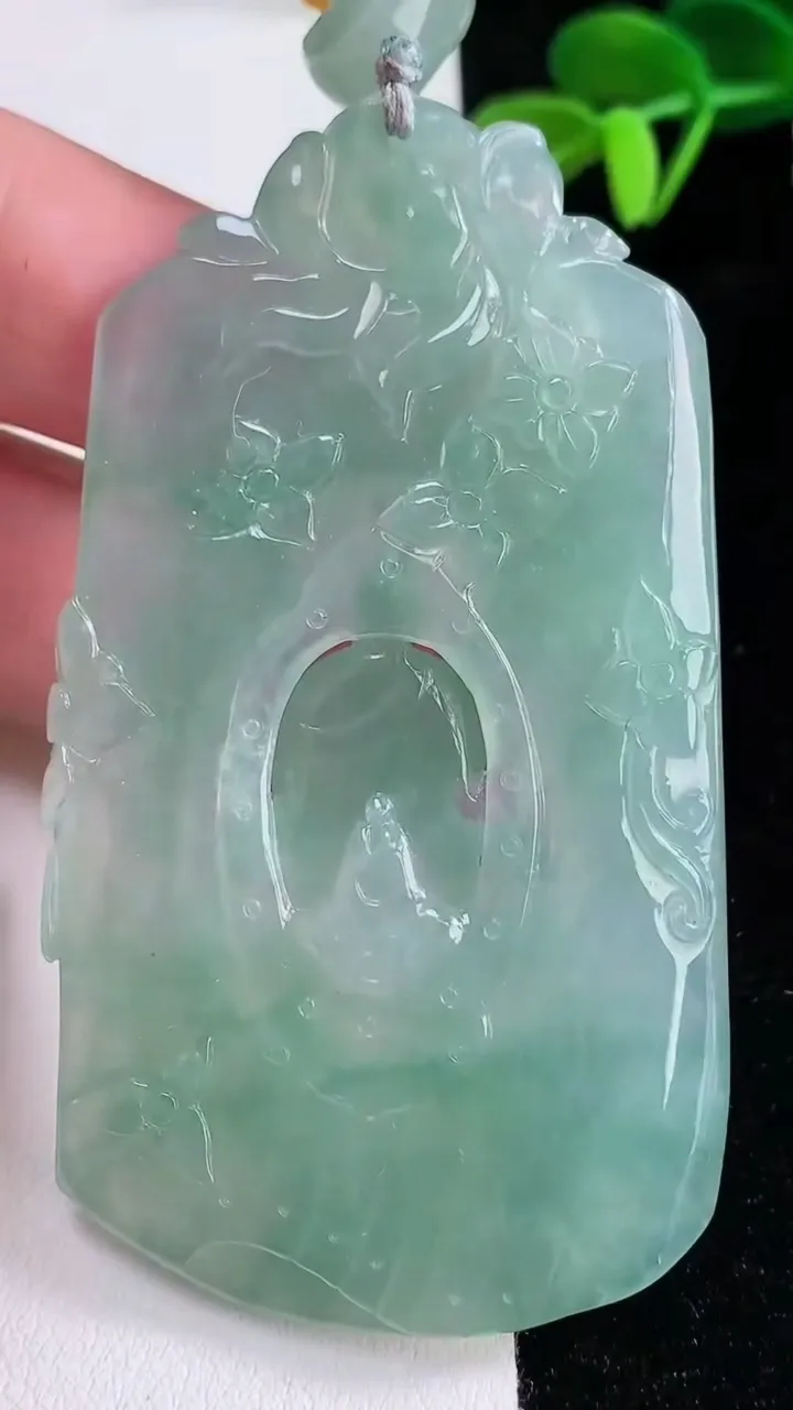 天然A货翡翠无相佛吊坠，尺寸73-42.3-7.2，重量:48.42g
12月16日