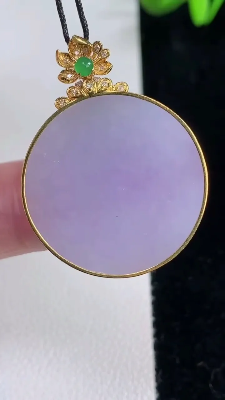 天然A货翡翠18K金紫罗兰无事牌吊坠，尺寸25.5-4.2，重量:6.76g
12月16日