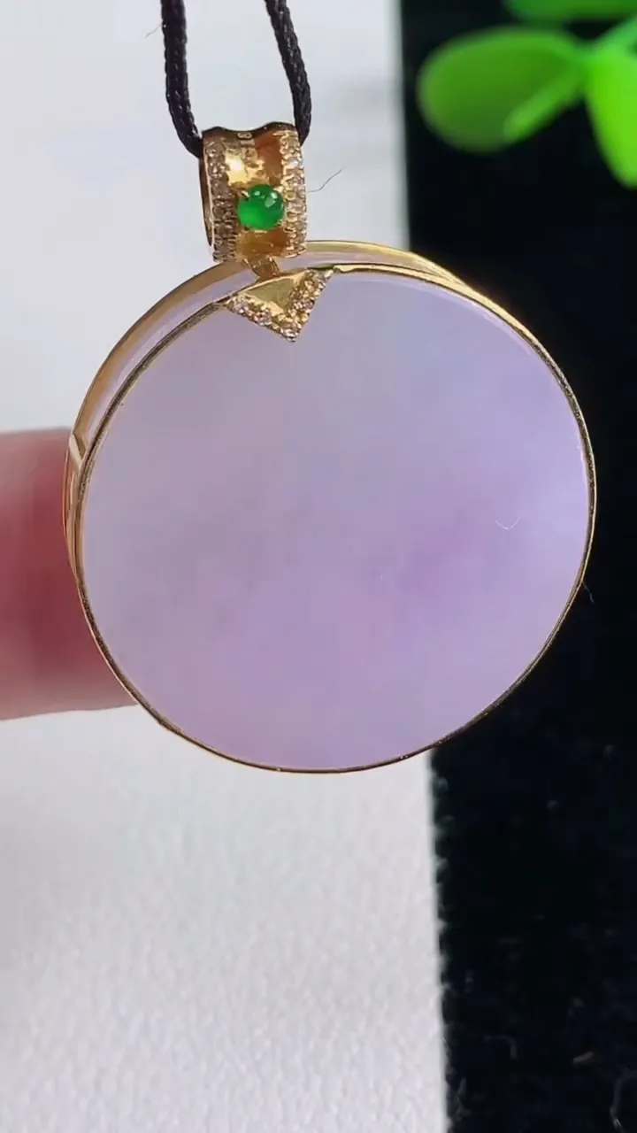 天然A货翡翠18K金紫罗兰无事牌吊坠，尺寸25.2-5.6，重量:9.34g
12月16日