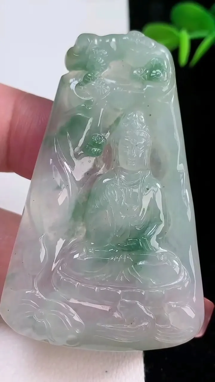 天然A货翡翠冰种飘花山水观音菩萨吊坠，尺寸59.4-37.8-5.2，重量:21.89g
12月16