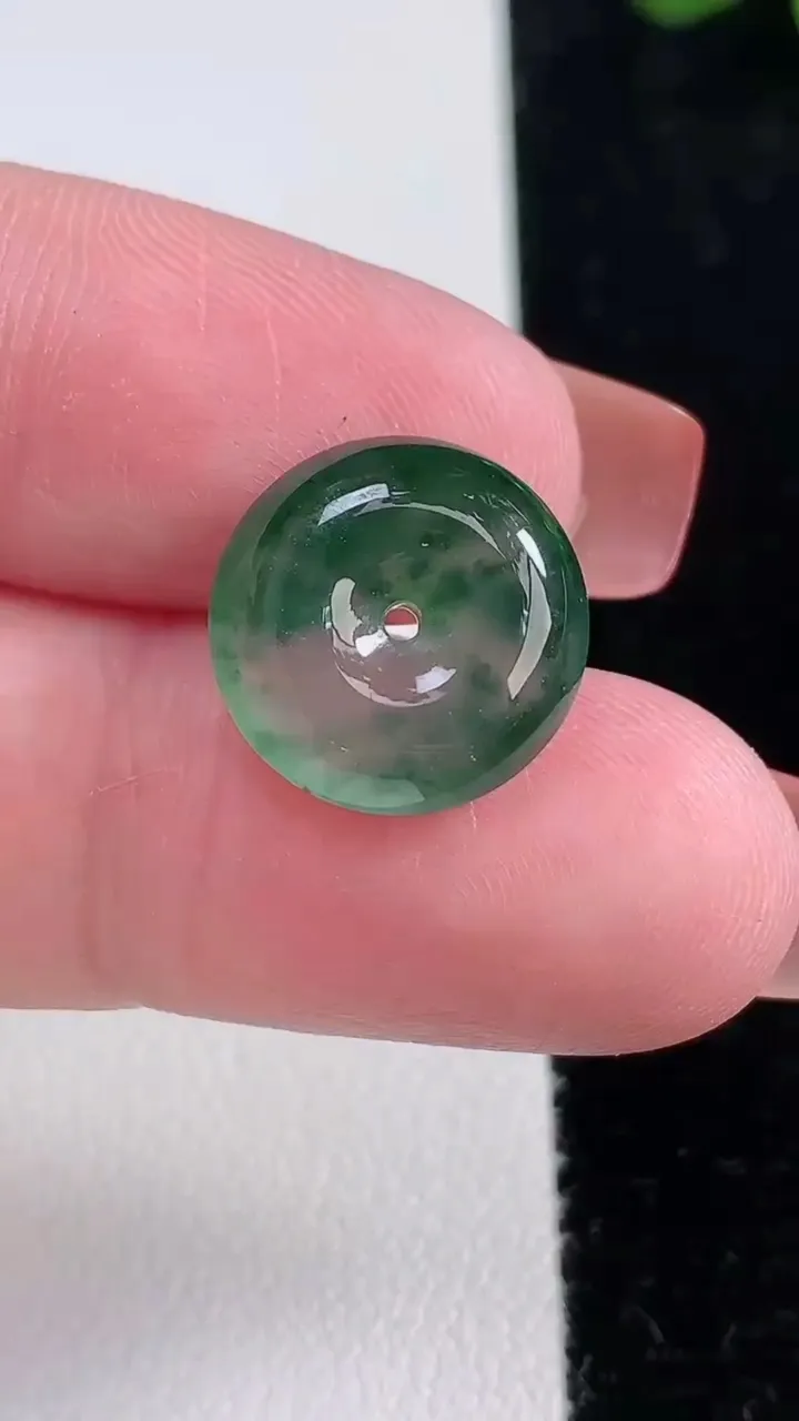 天然A货翡翠冰种飘花平安扣吊坠，尺寸14.5-5.4，重量:2.25g
12月16日