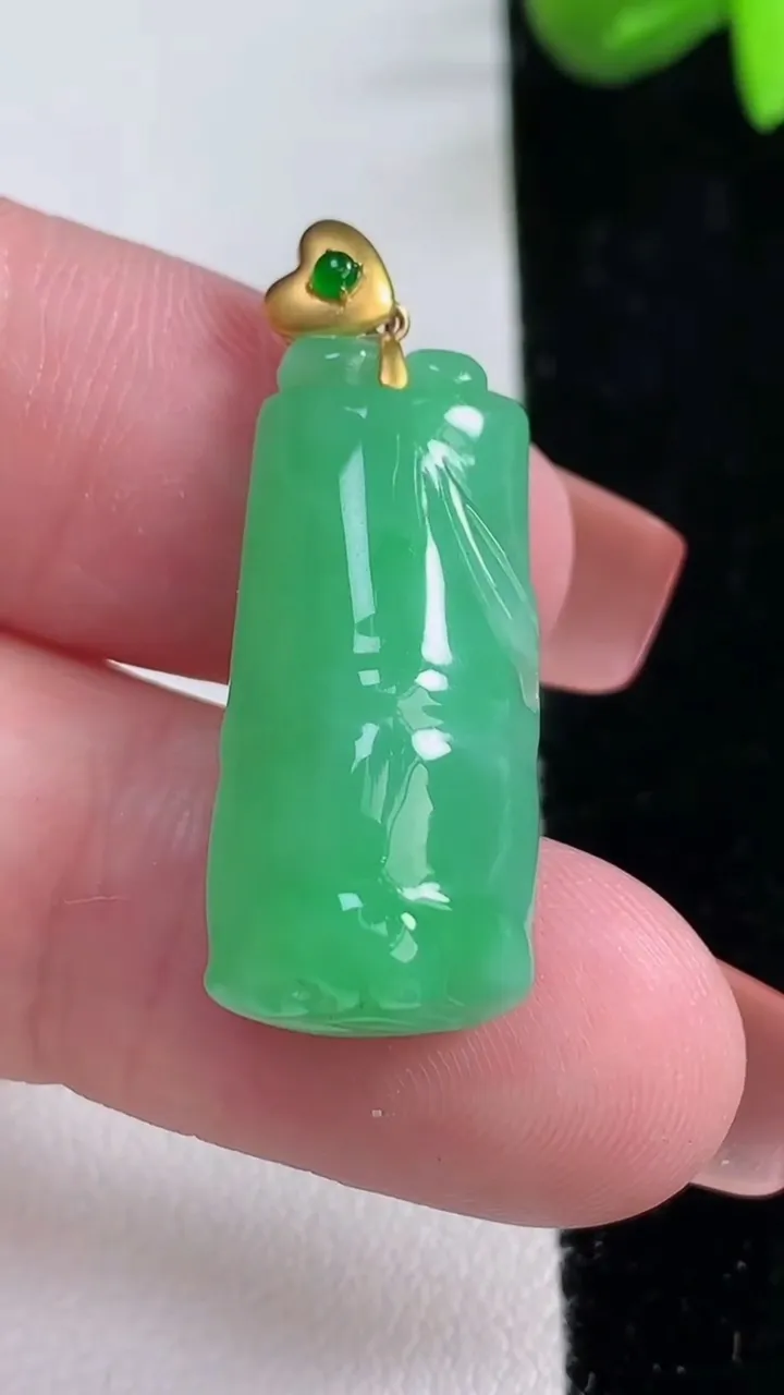 天然A货翡翠节节高升 竹节吊坠，尺寸26.2-12-7.8，重量:5.59g
12月16日