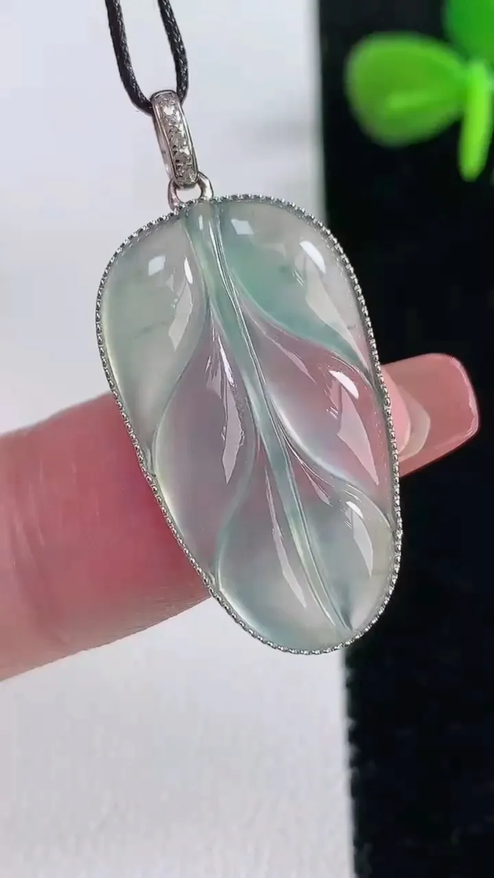 天然A货翡翠种飘花金枝玉叶 叶子吊坠，尺寸26.6-15.4-3.3，重量:3.08g
12月16日