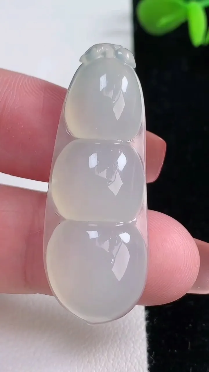 天然A货翡翠福豆吊坠，尺寸43-16.4-6.8，重量:8.03g
12月16日