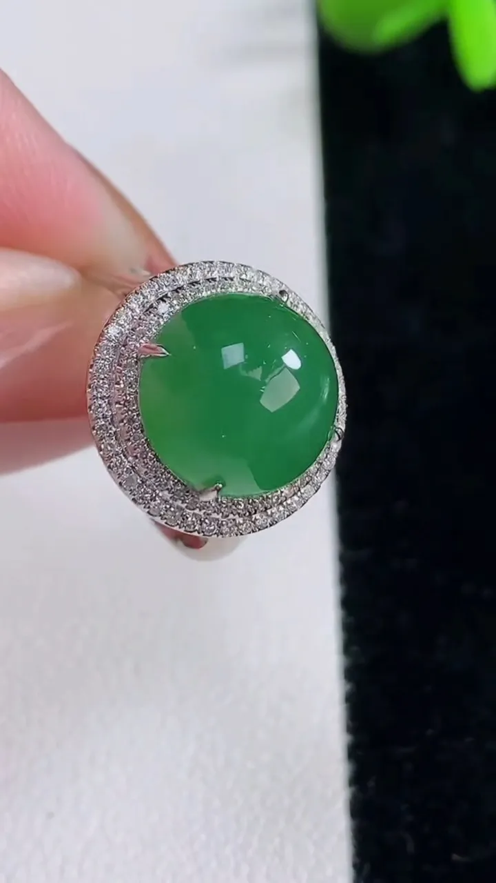 天然A货翡翠蛋面戒指，尺寸18-11-11.4，重量:4.43g2025年12月16日
工厂直销收藏佳品,种好水足，色泽均匀，有种有色，上手高大气！