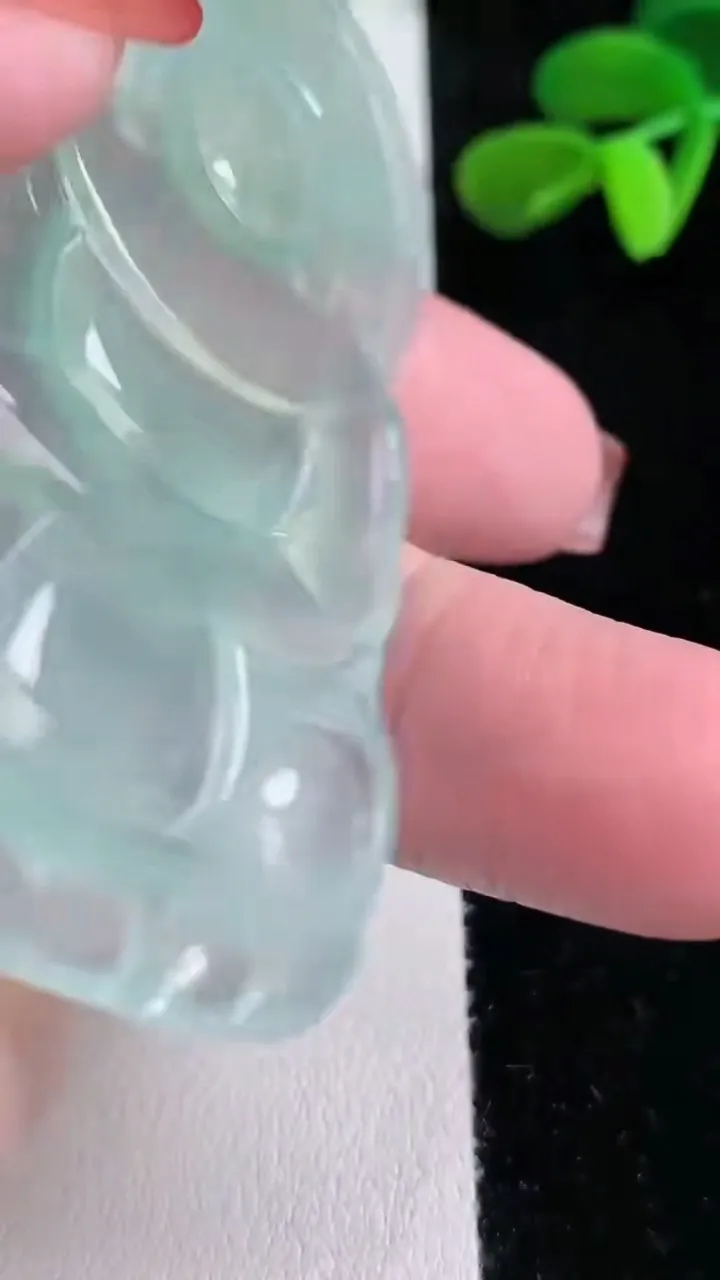 天然A货翡翠观音菩萨吊坠尺寸66-40.6-5.6，重量:29.11g
12月16日